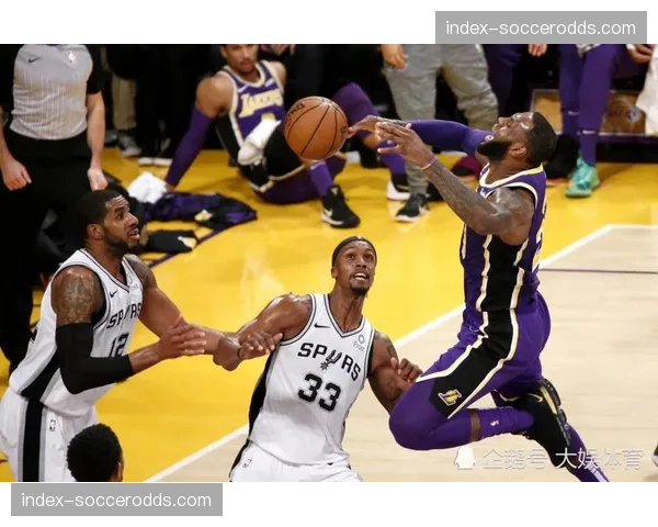 瞬间聚焦：最后一次暂停，掘金队替补席后方屏幕实时闪现由AI生成的五种可能的边线球战术