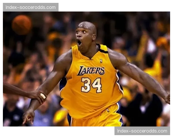 镜头捕捉：狼队主帅加里·奥尼尔因抗议判罚被出示黄牌