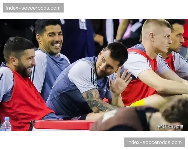 特写：38岁的布斯克茨在皇家贝蒂斯训练后加练长传